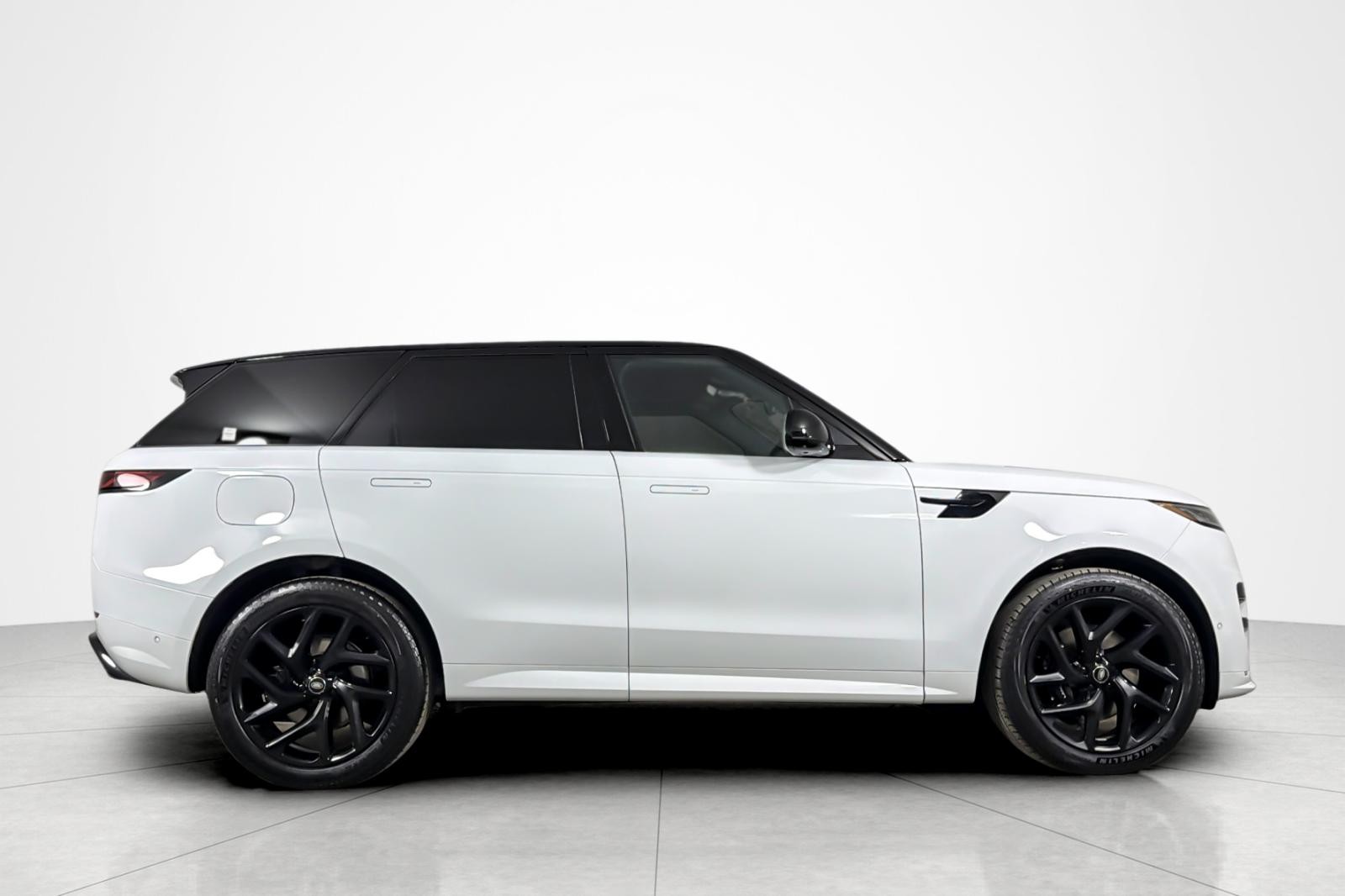 Used 2025 Fuji White Land Rover P400 Dynamic SE image 6