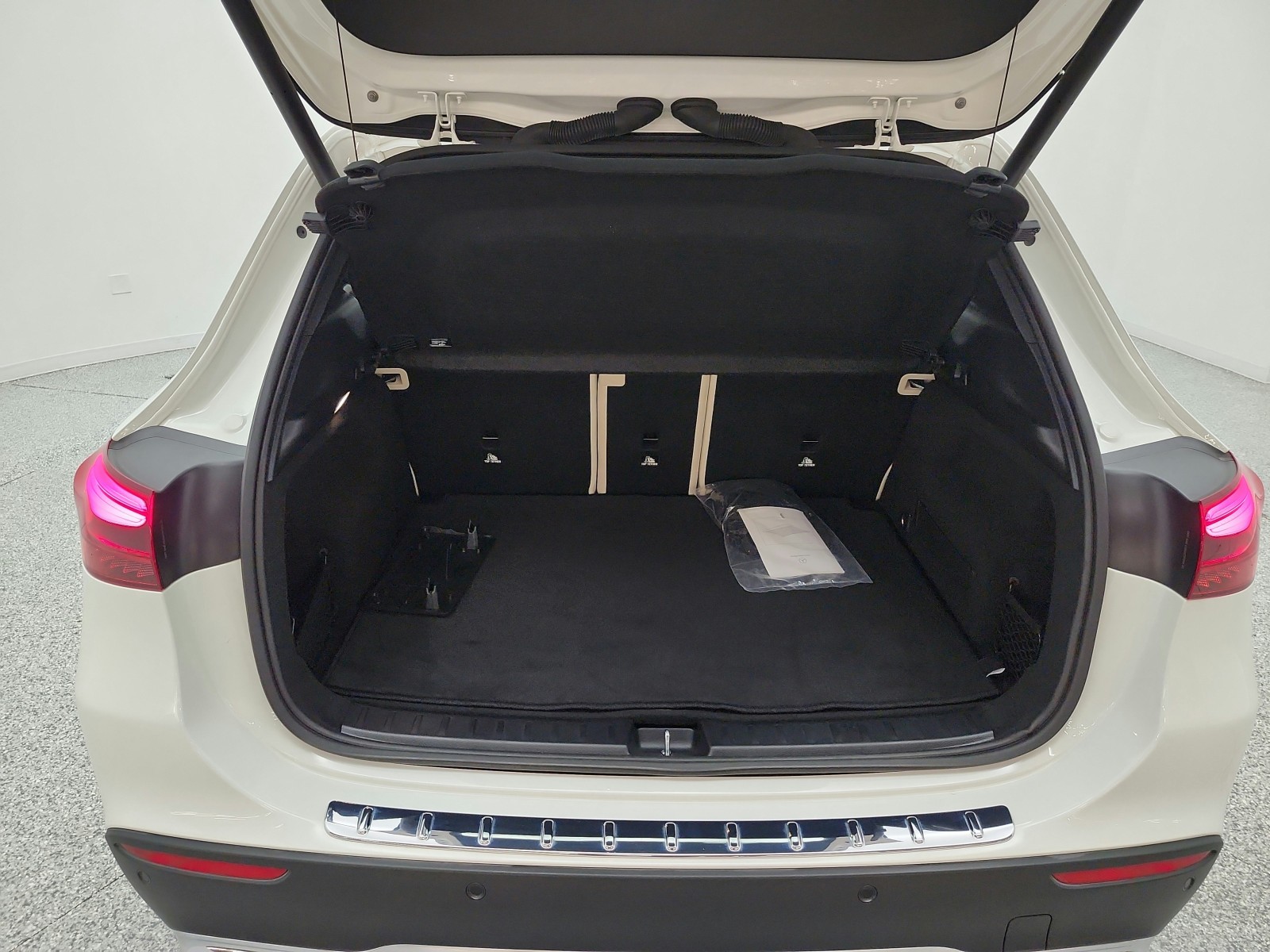 Used 2024 Polar White Mercedes-Benz GLA 250 SUV image 20