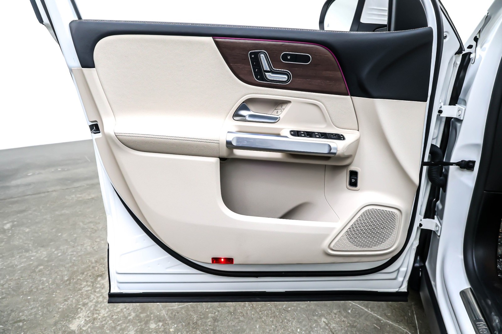 Used 2023 Polar White Mercedes-Benz GLB 250 image 20