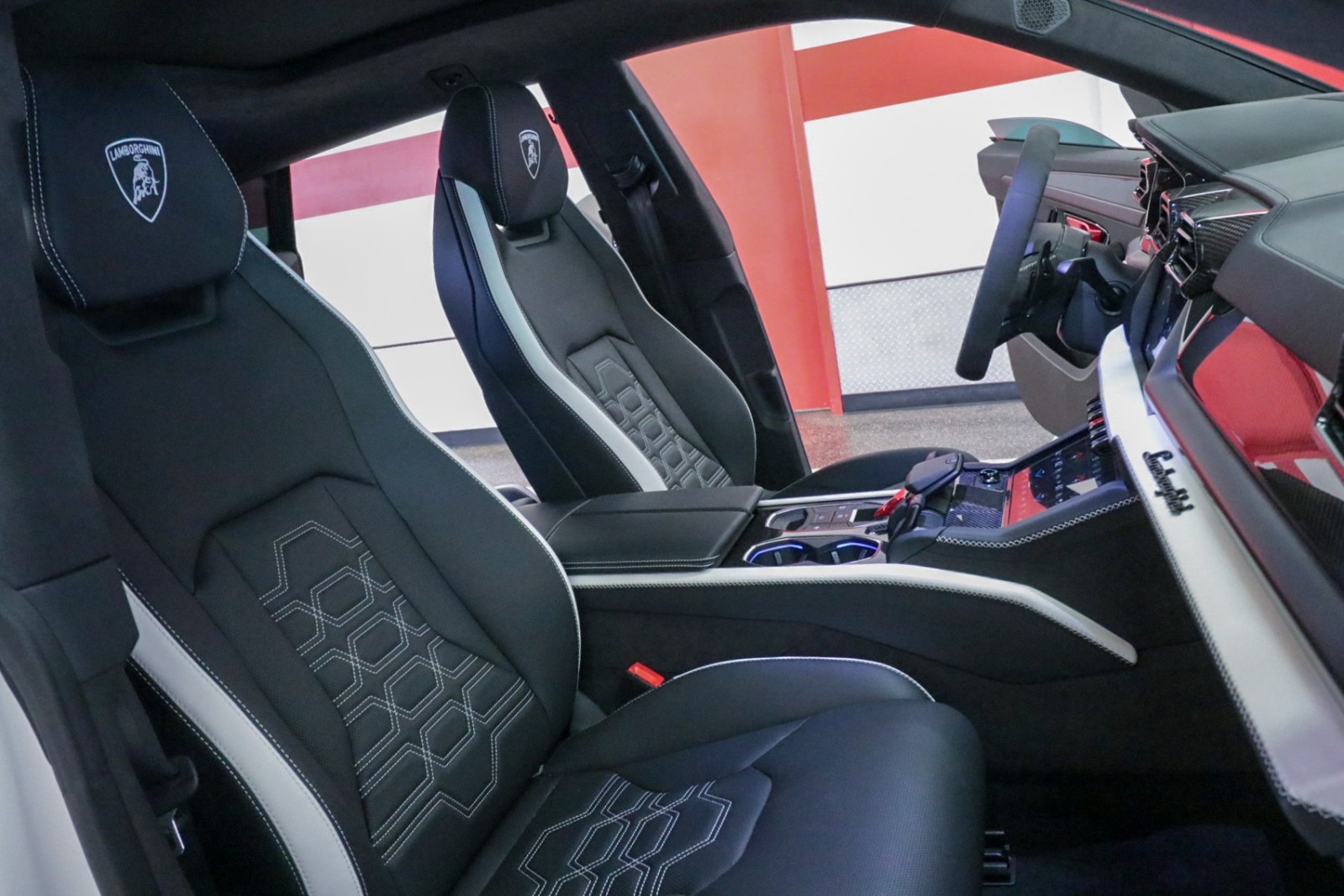 Used Car 2025 Lamborghini Urus  Se For Sale Under $360,000 In Austin, Texas