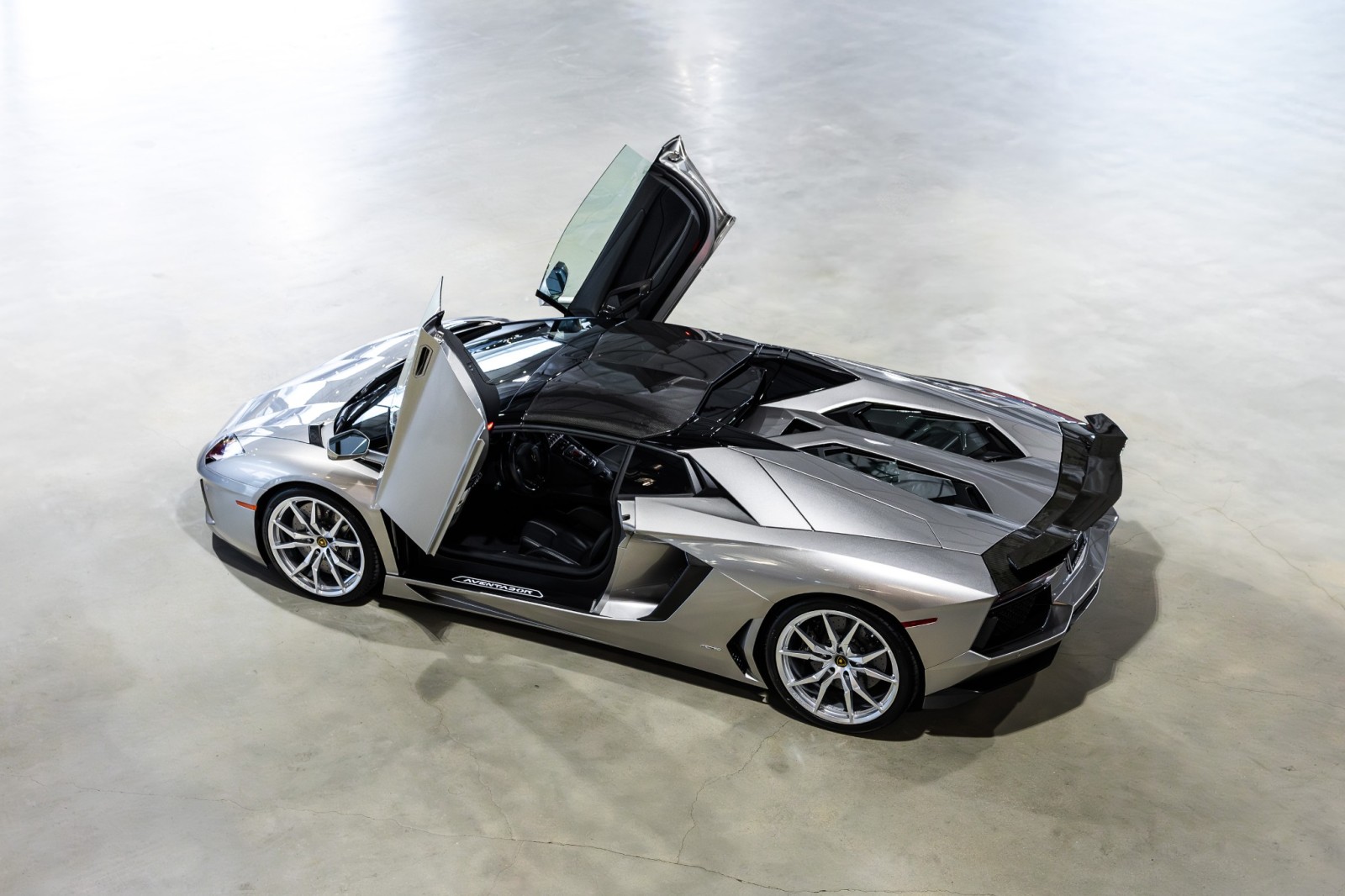 Used Car 2014 Lamborghini Aventador  Roadster - Grigio Antares Metallic - Transparent Engine Bonnet - Sensonum Sound System For Sale Under $440,000 In Boerne, Texas