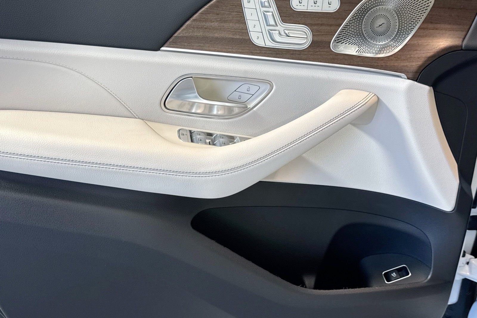 New 2026 MANUFAKTUR Moonlight White Metallic Mercedes-Benz GLS 450 4MATIC® SUV image 16