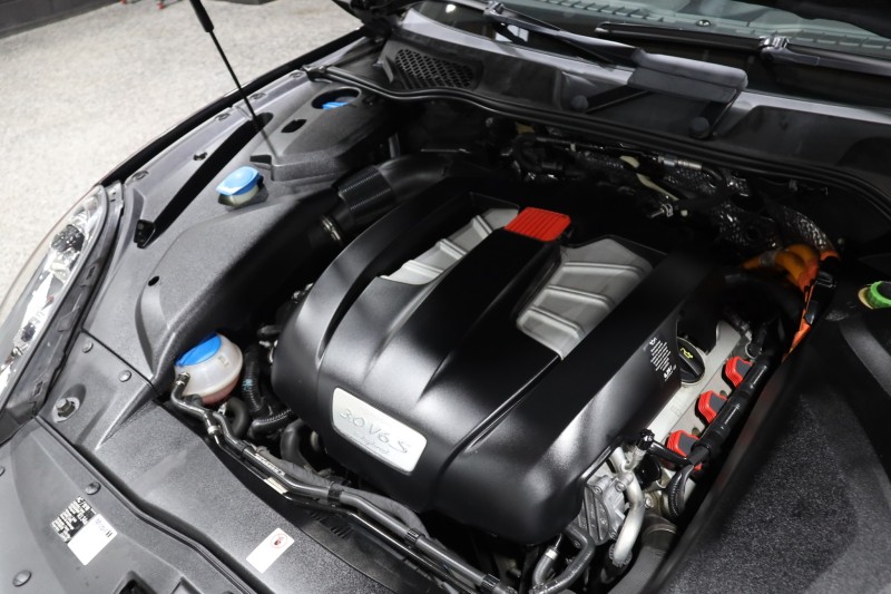 2016 Porsche Cayenne S E-Hybrid 4dr Suv in ,