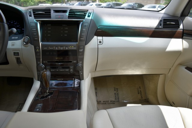 2008 Lexus LS 460 One Owner Navi Mark Levinson Pkg. Intuitive Park Assist Comfort Pkg. Heated Seats MSRP $70,554 16