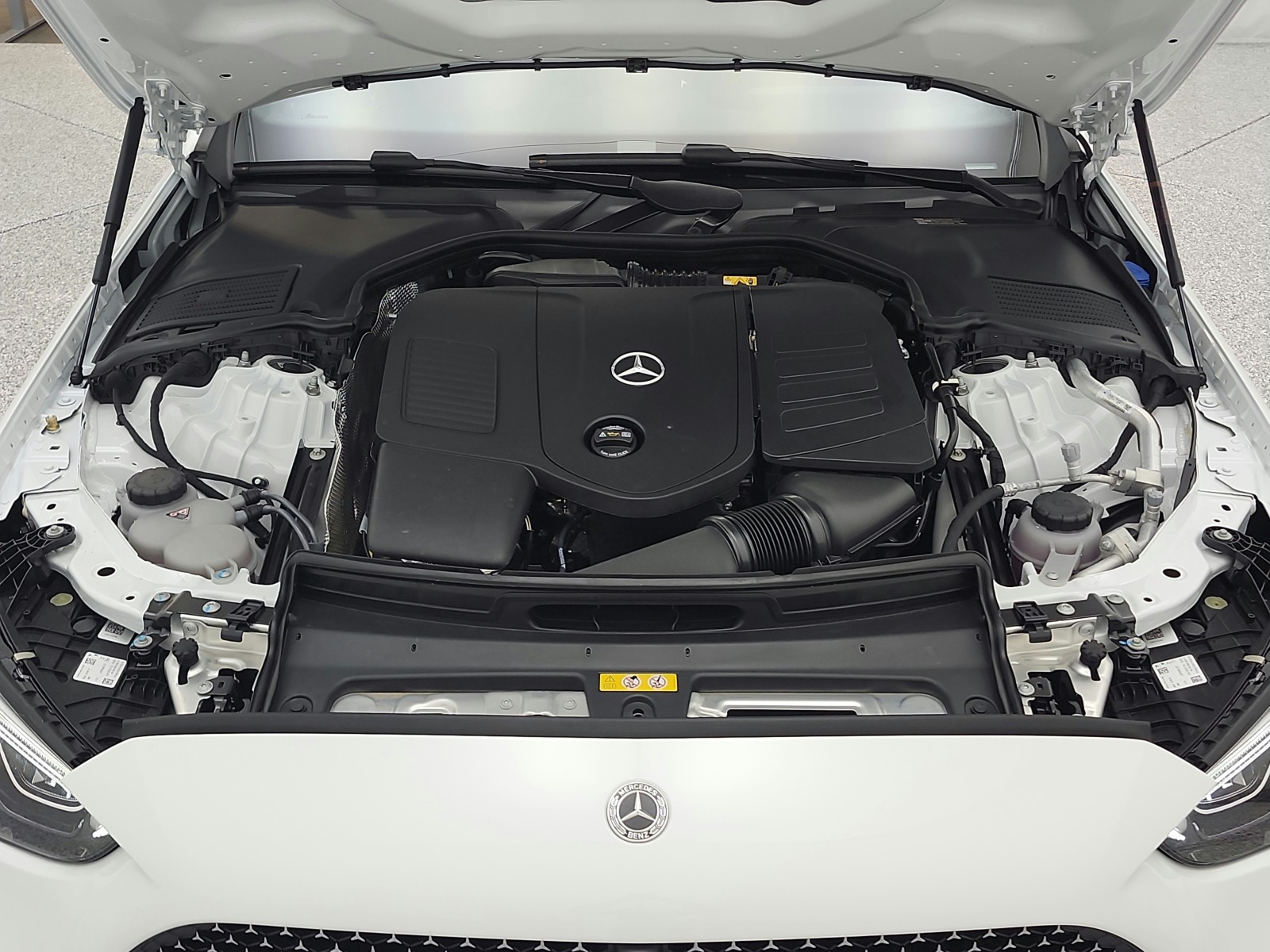 New 2026 MANUFAKTUR Moonlight White Metallic Mercedes-Benz C 300 image 12