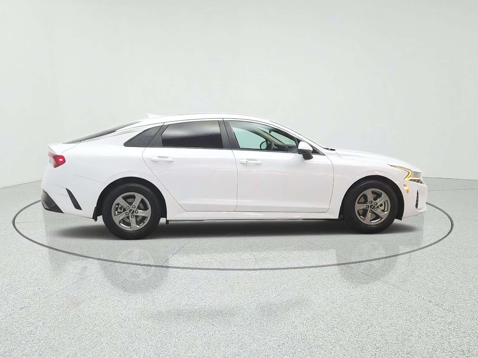 Used 2023 Glacial White Pearl Kia LXS image 4