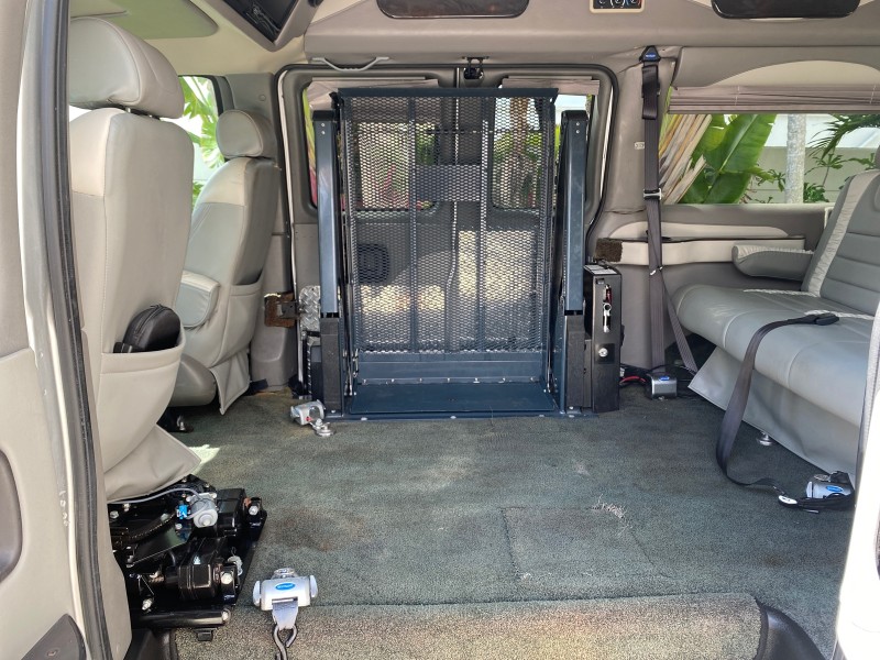 2013 GMC SAVANA HI TOP CONVERSION HANDICAP LIFT LOW MILES 24,857 in , 