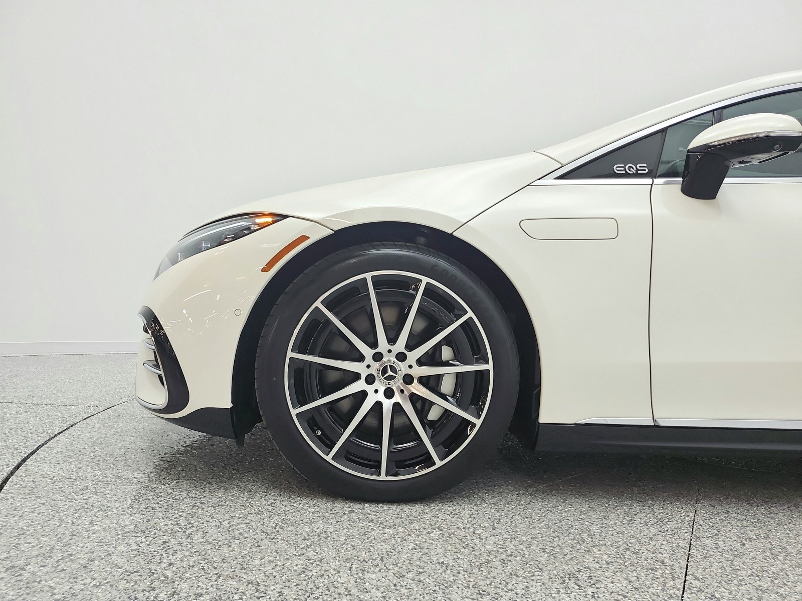 Certified Used 2023 MANUFAKTUR Diamond White Mercedes-Benz EQS 580 4MATIC® Sedan image 27