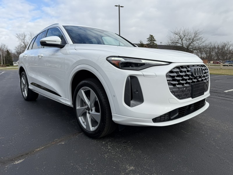 White 2025 Audi Q5 quattro Premium Plus 40 TFSI SUV / Crossover All-Wheel Drive Automatic