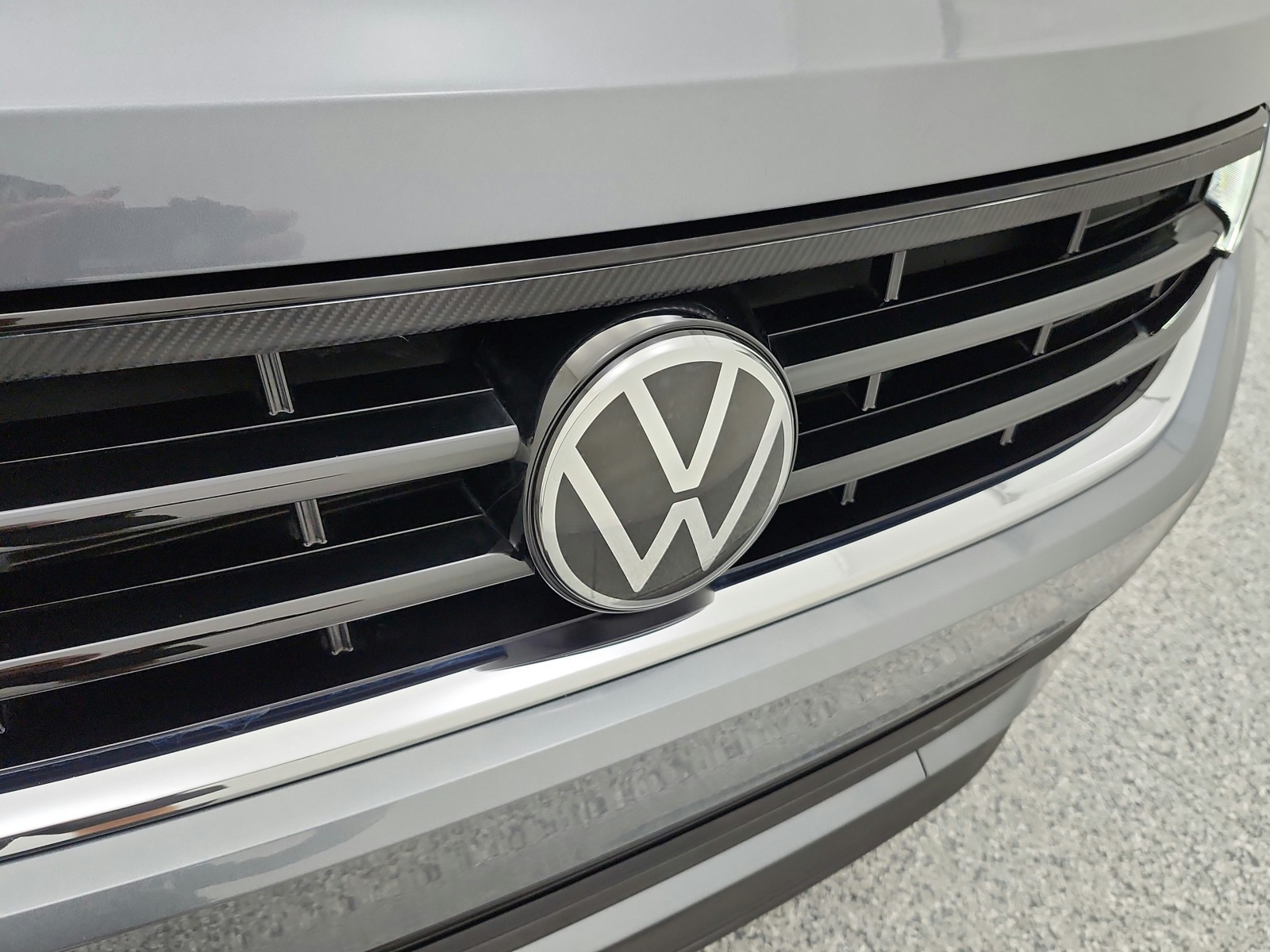 Used 2024 Platinum Gray Metallic Volkswagen 2.0T SE R-Line Black FWD image 23