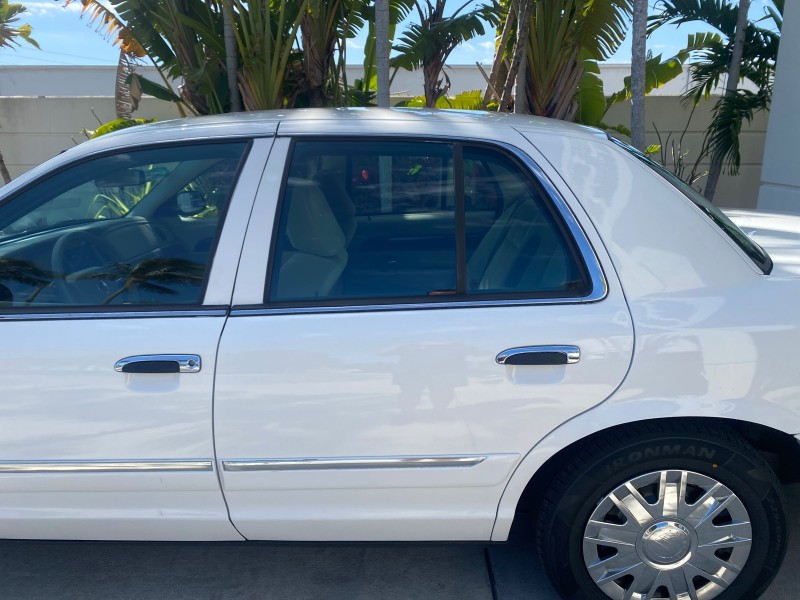 2005 Mercury Grand Marquis GS LOW MILES 49,348 in , 