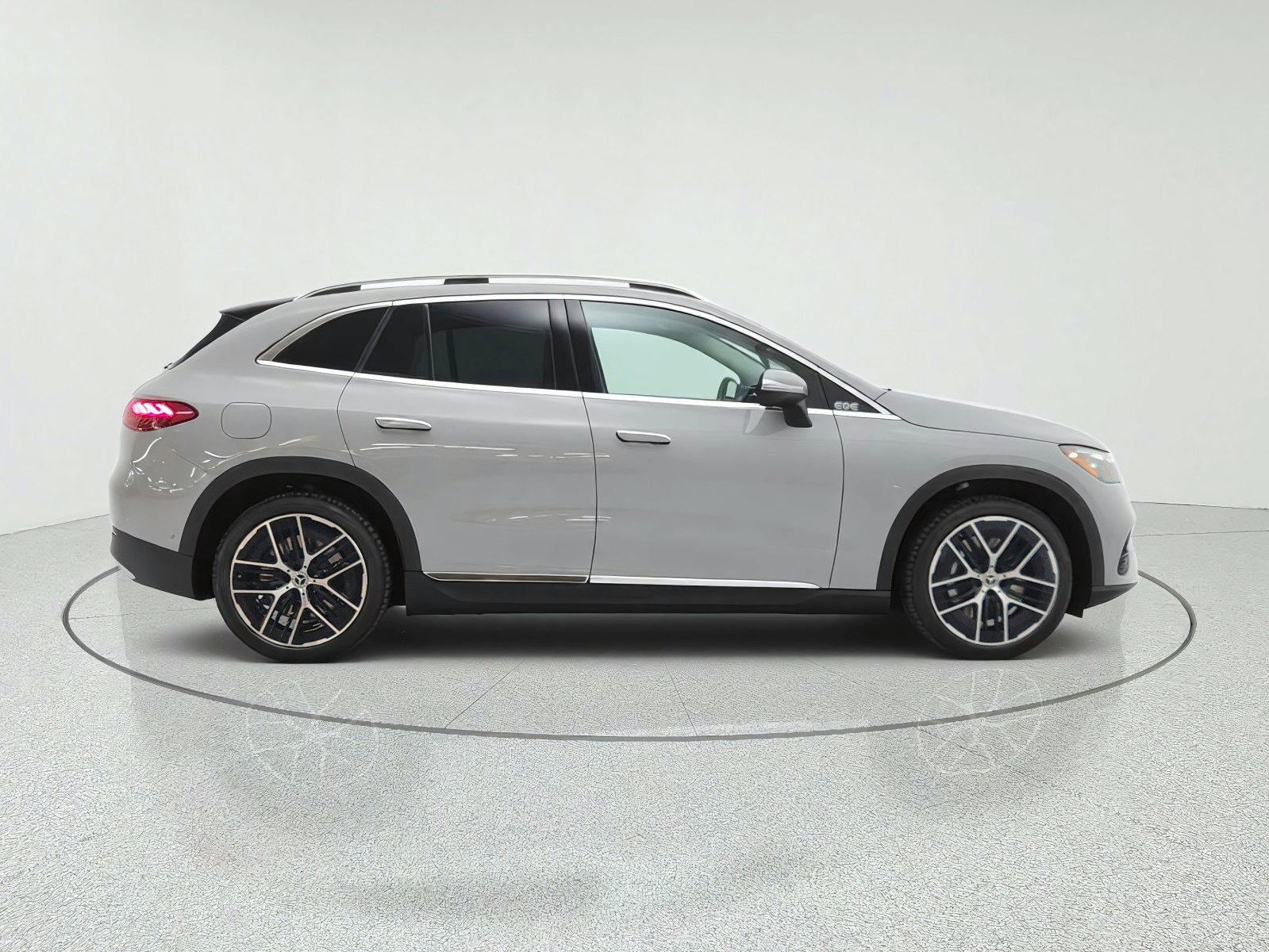 New 2027 MANUFAKTUR Alpine Grey Mercedes-Benz EQE 320 4MATIC® SUV image 4