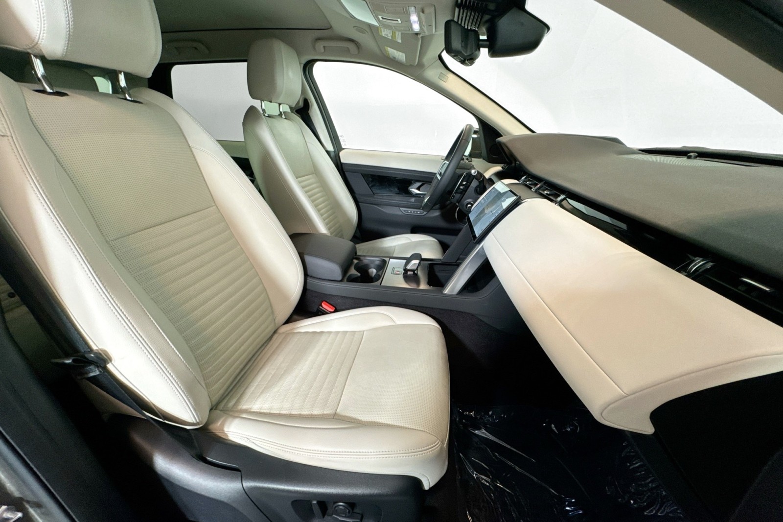 Used 2024 Silicon Silver Premium Metallic Land Rover Core S image 25