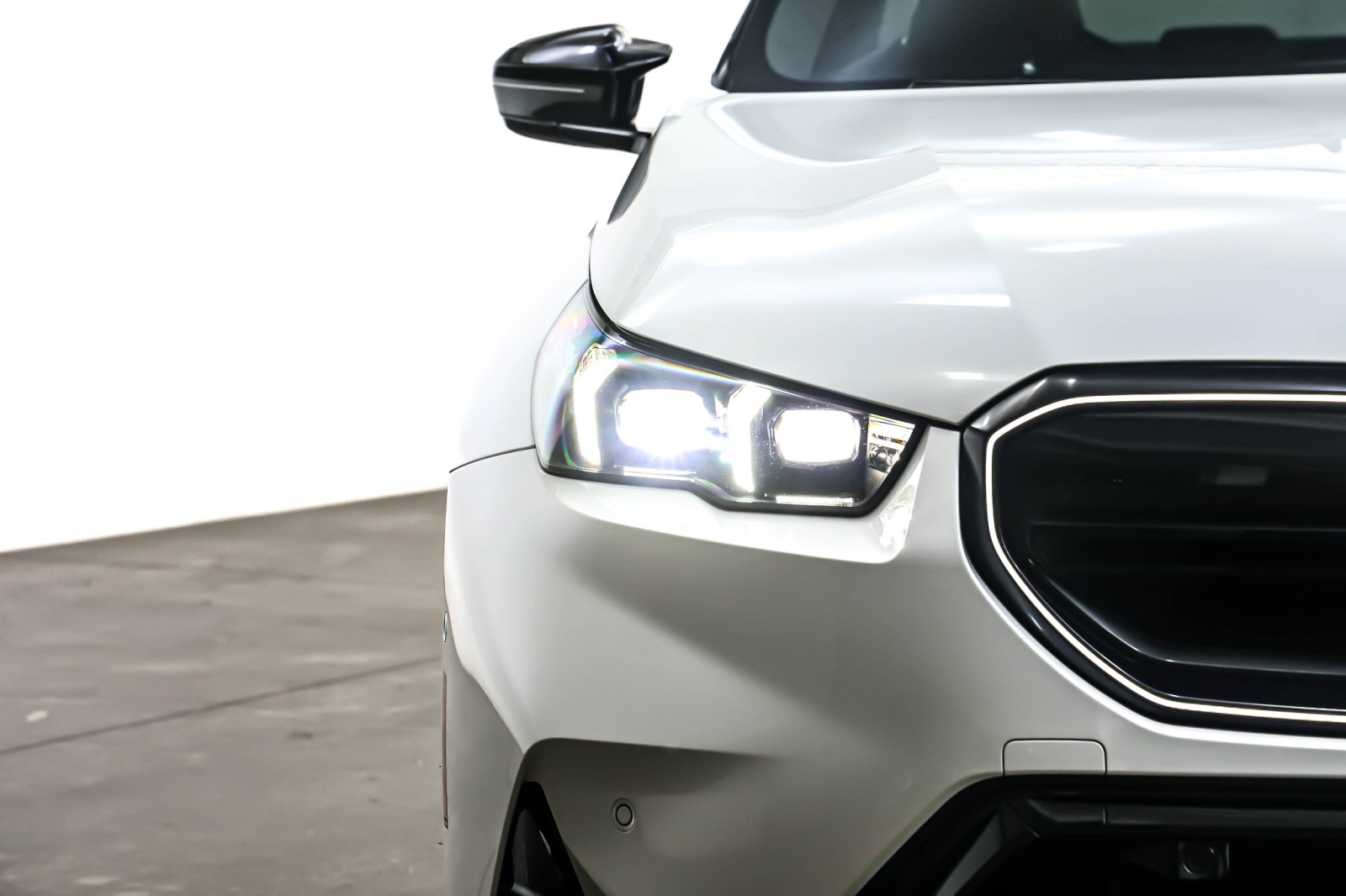 Used 2025 Alpine White BMW Sedan image 14