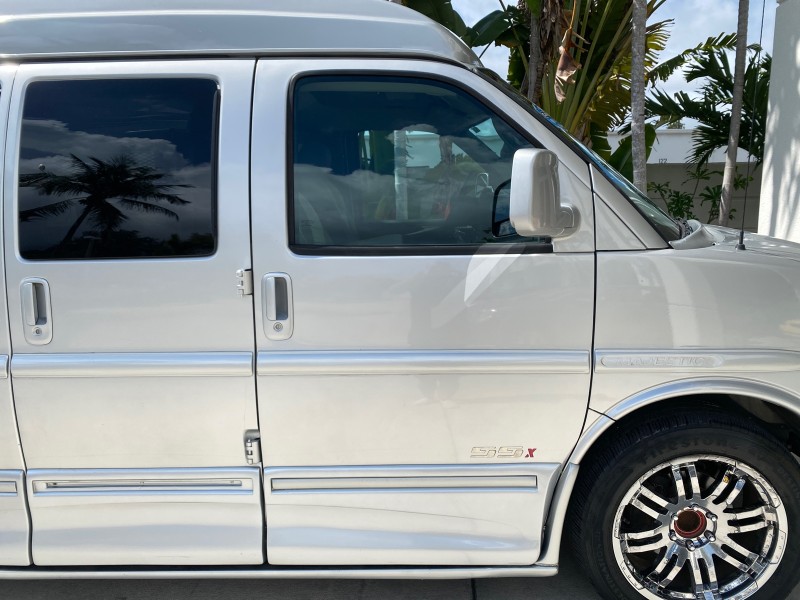 2013 GMC SAVANA HI TOP CONVERSION HANDICAP LIFT LOW MILES 24,857 in , 