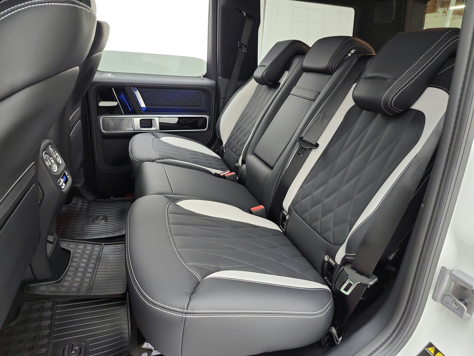New 2027 MANUFAKTUR Moonlight White Metallic Mercedes-Benz G 580e SUV image 11