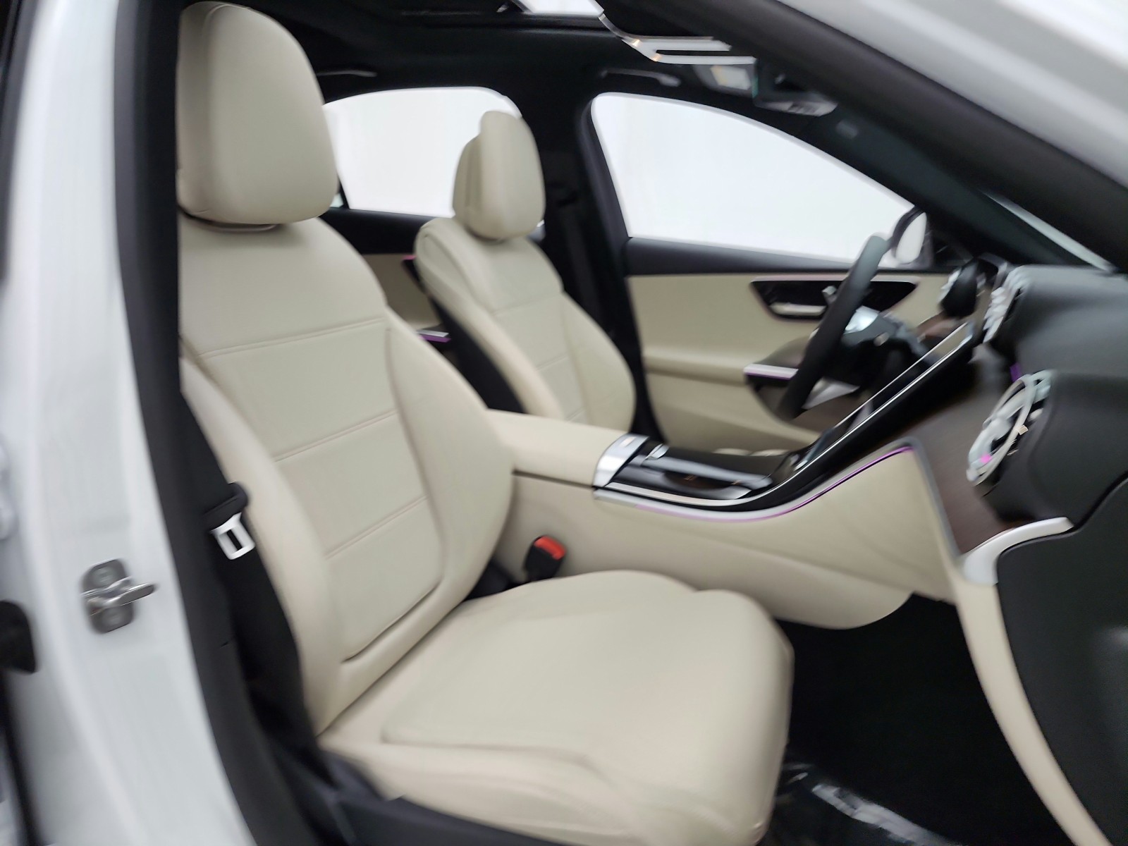 New 2026 MANUFAKTUR Moonlight White Metallic Mercedes-Benz C 300 image 22