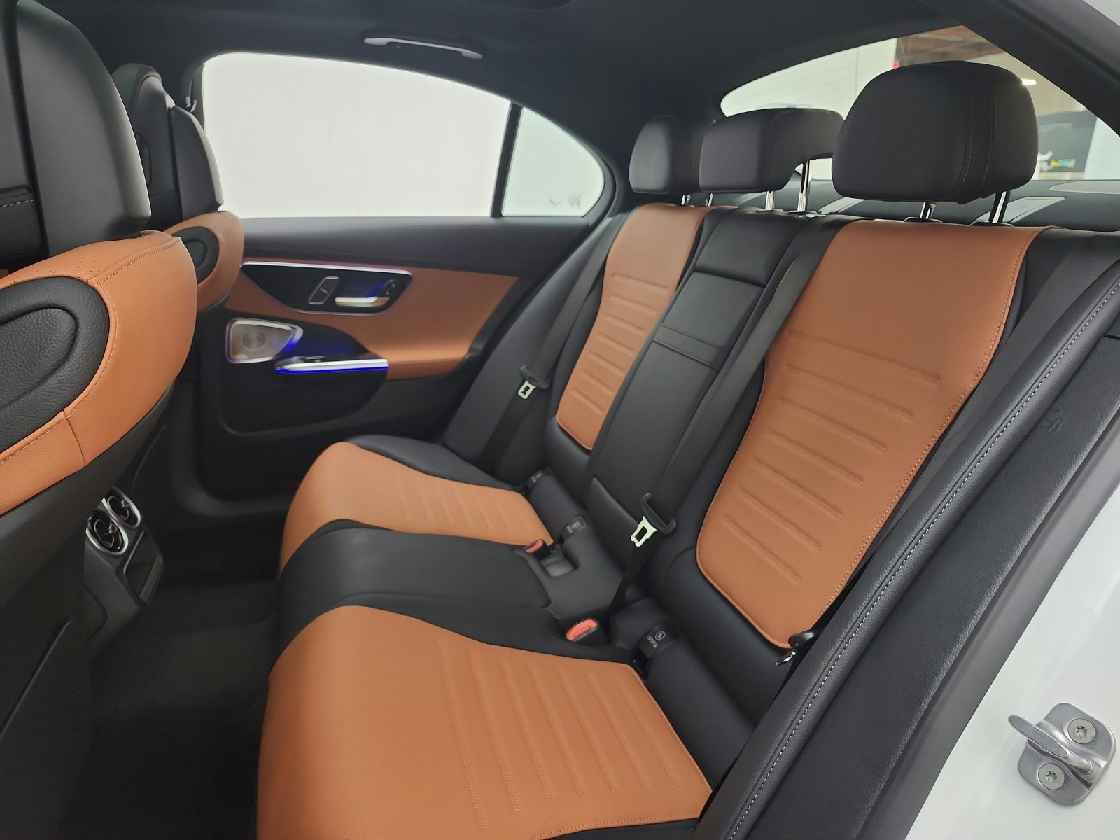 New 2026 MANUFAKTUR Moonlight White Metallic Mercedes-Benz C 300 image 11