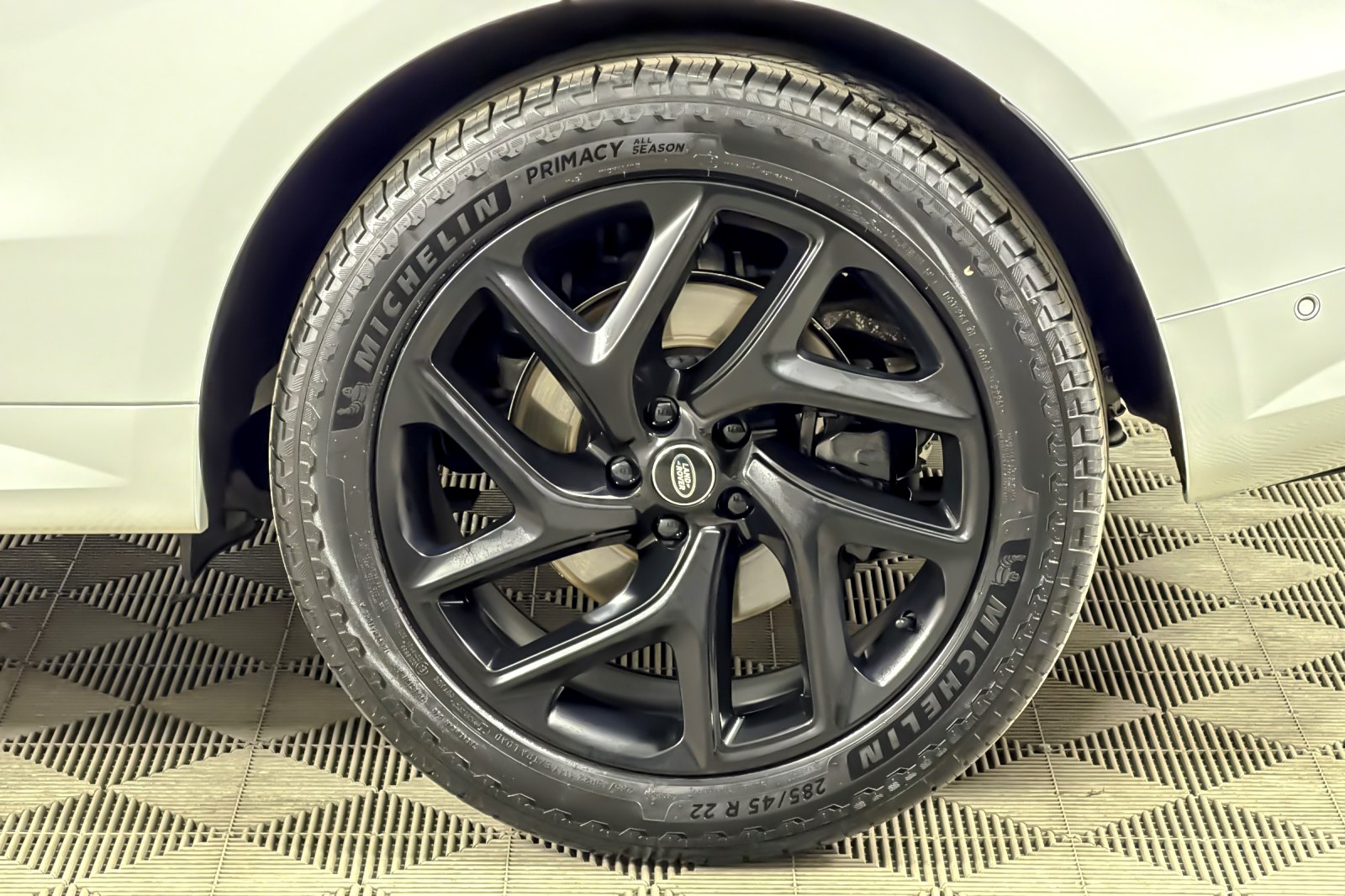 Used 2025 Fuji White Land Rover P400 Dynamic SE image 26