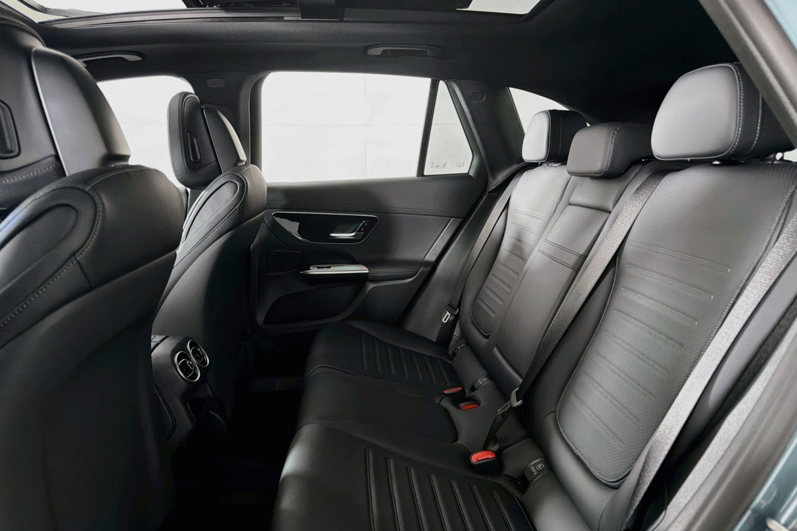 New 2027 Verde Silver Metallic Mercedes-Benz GLC 300 SUV image 7