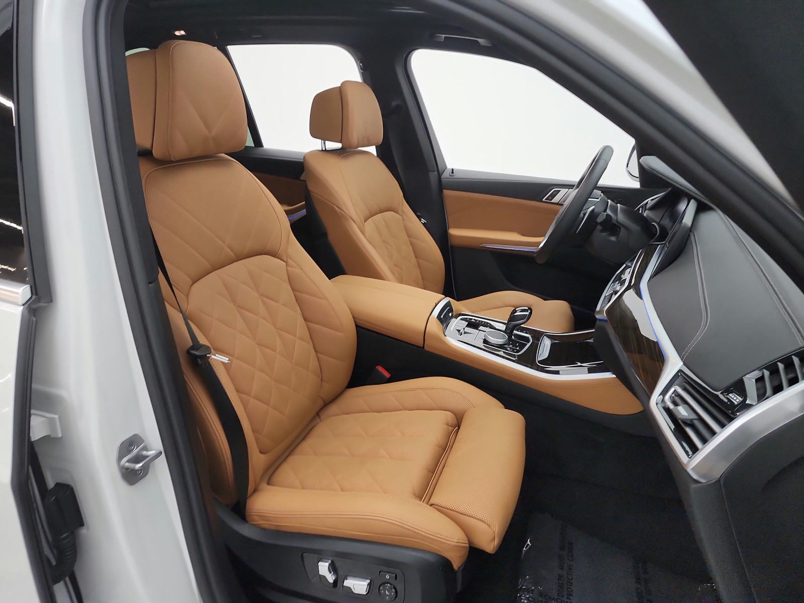 Used 2023 Mineral White Metallic BMW xDrive45e Plug-In Hybrid image 22