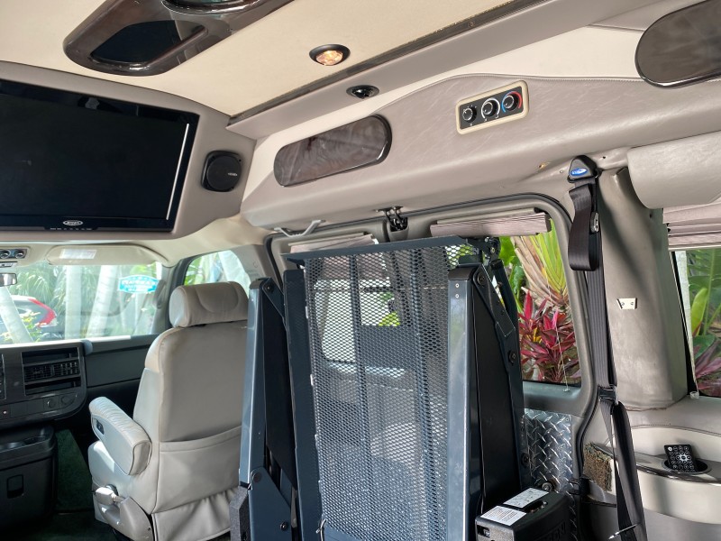 2013 GMC SAVANA HI TOP CONVERSION HANDICAP LIFT LOW MILES 24,857 in , 