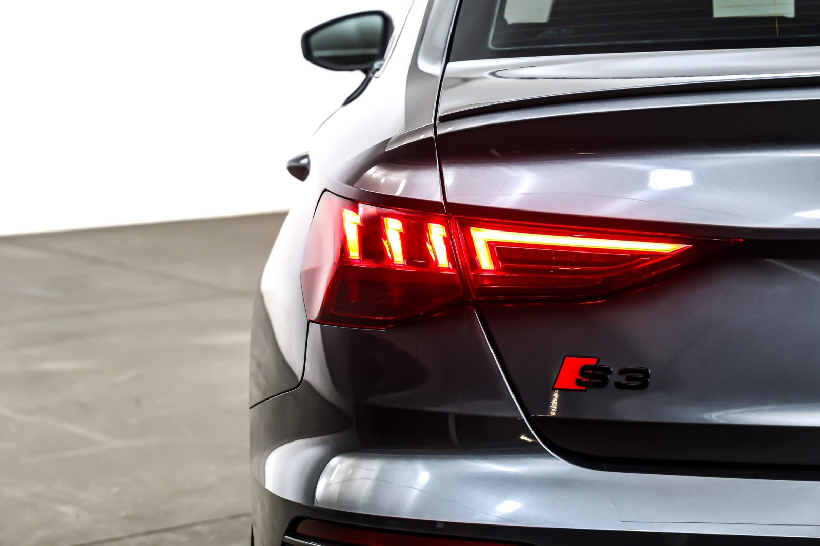 Used 2024 Daytona Gray Pearl Effect Audi Premium Plus 2.0 TFSI quattro image 16