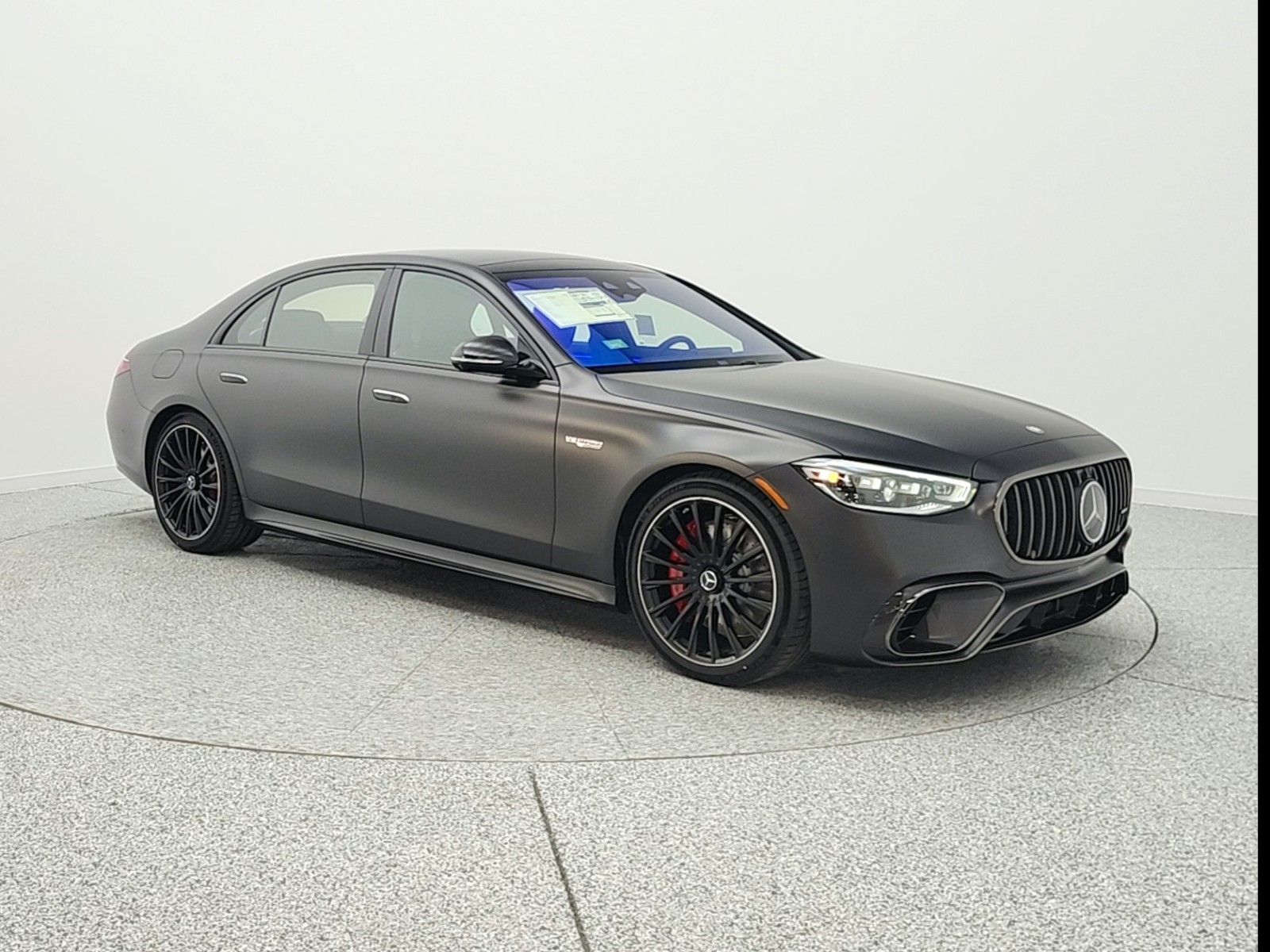 New 2026 MANUFAKTUR Graphite Grey Magno Mercedes-Benz AMG® S 63 E image 3