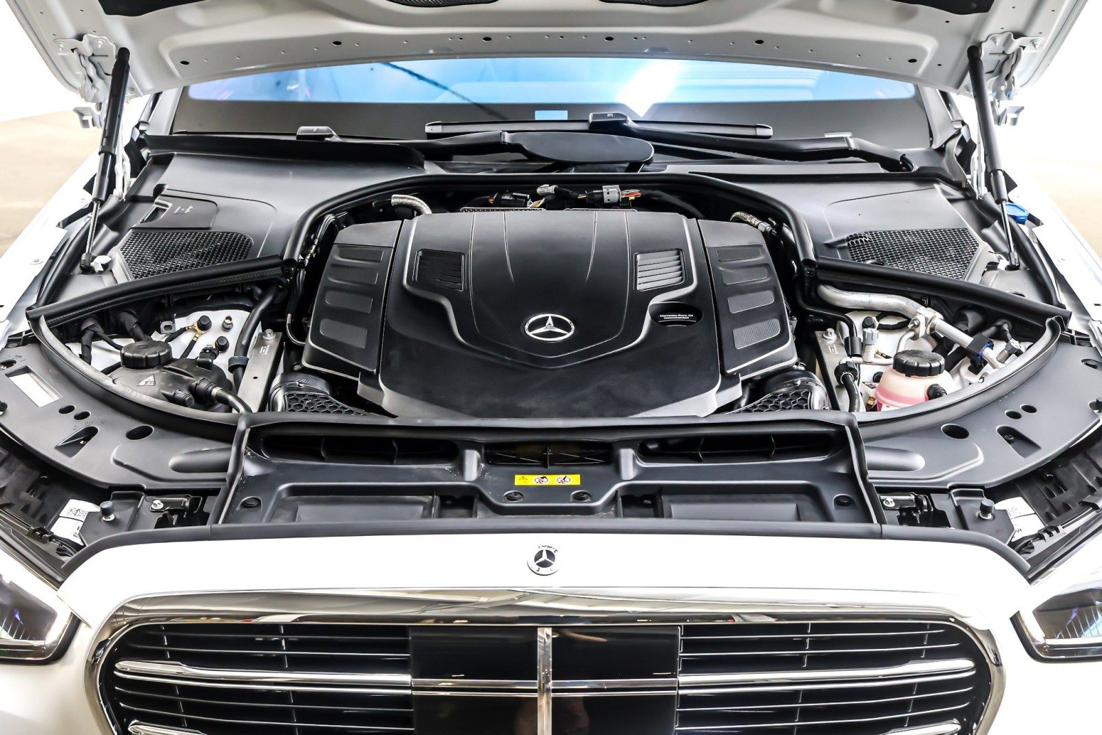 New 2025 MANUFAKTUR Moonlight White Magno Mercedes-Benz S 580 image 11