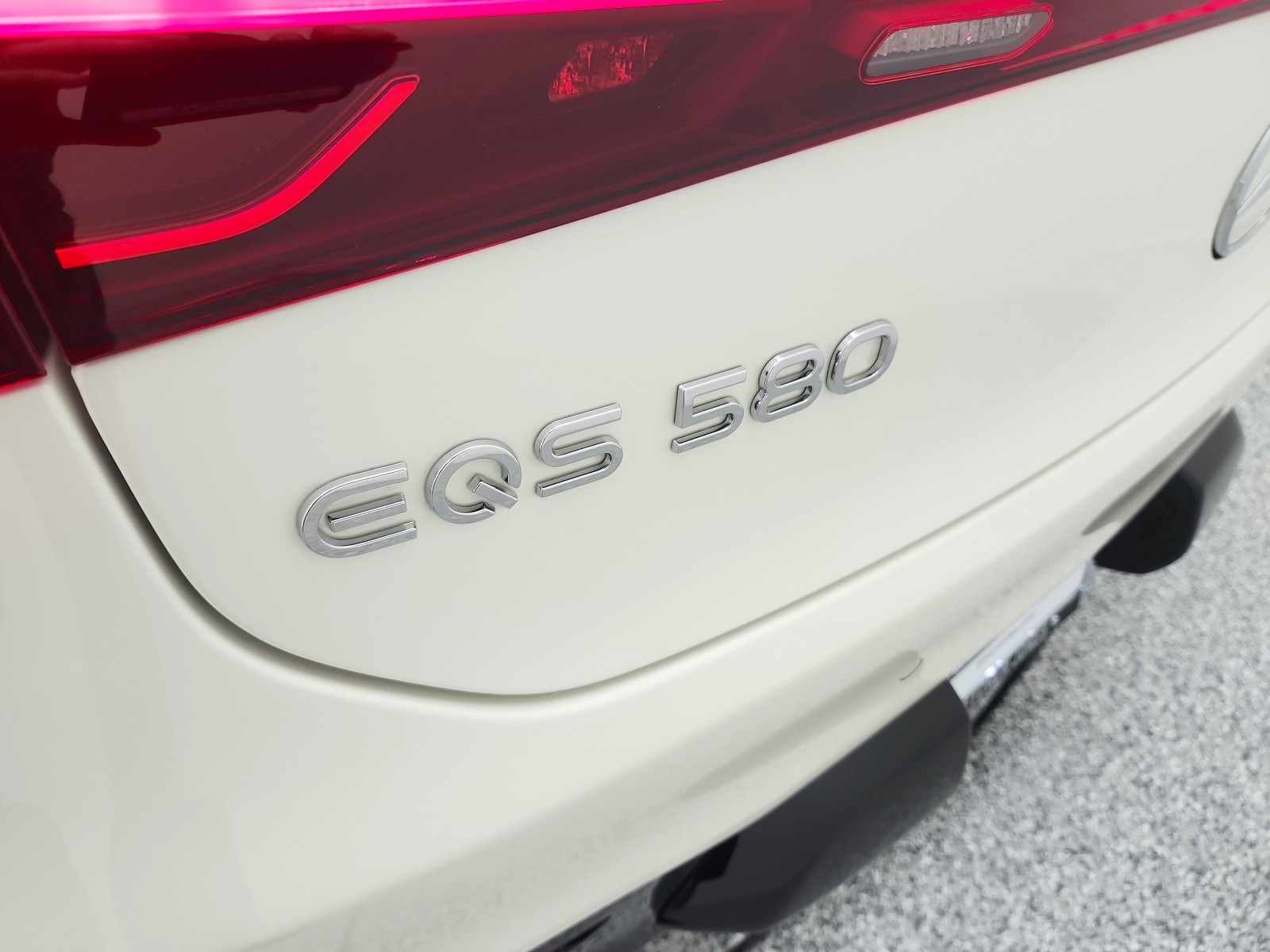 Certified Used 2023 MANUFAKTUR Diamond White Mercedes-Benz EQS 580 4MATIC® Sedan image 28