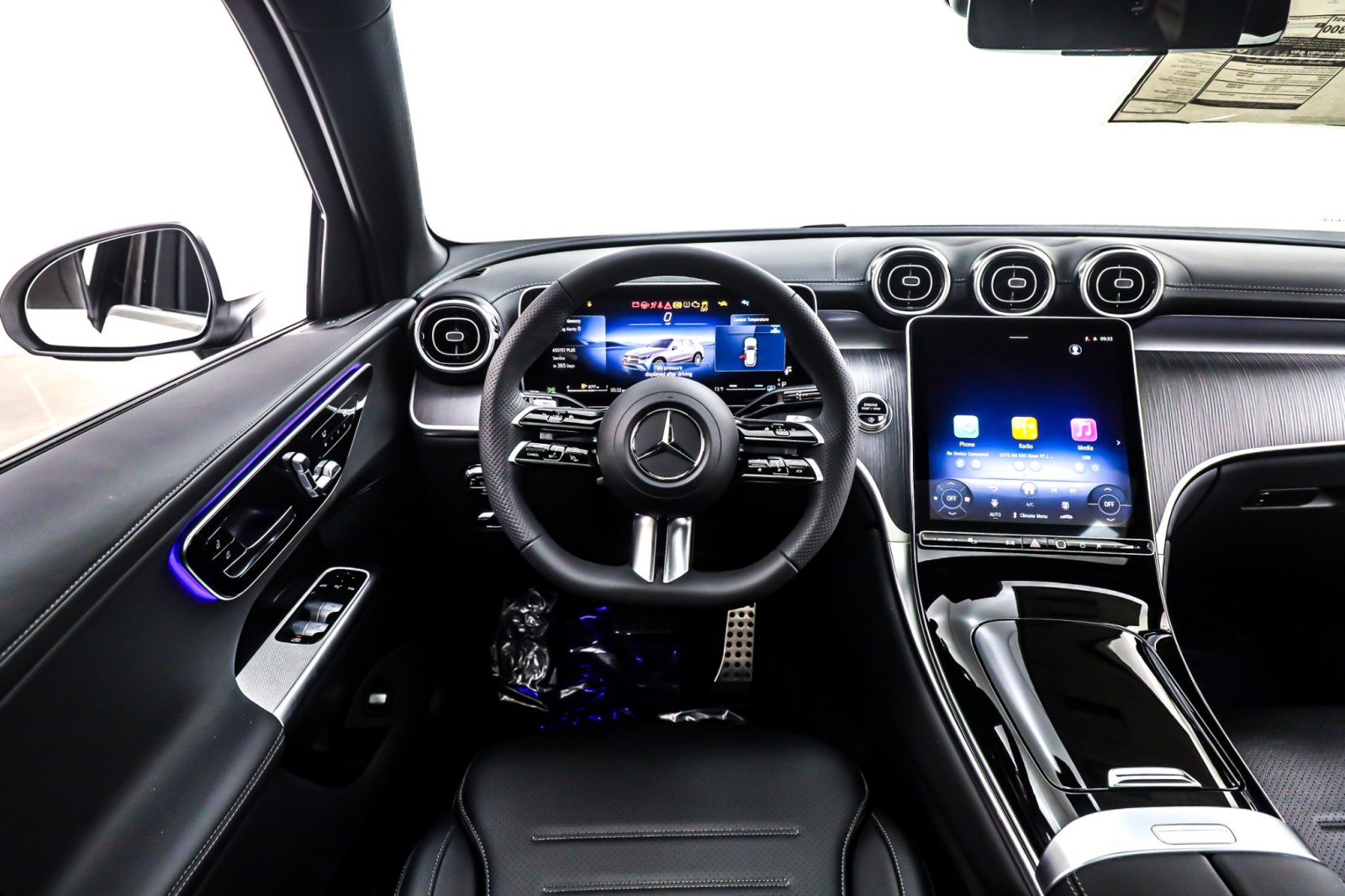 New 2026 Polar White Mercedes-Benz GLC 300 image 4