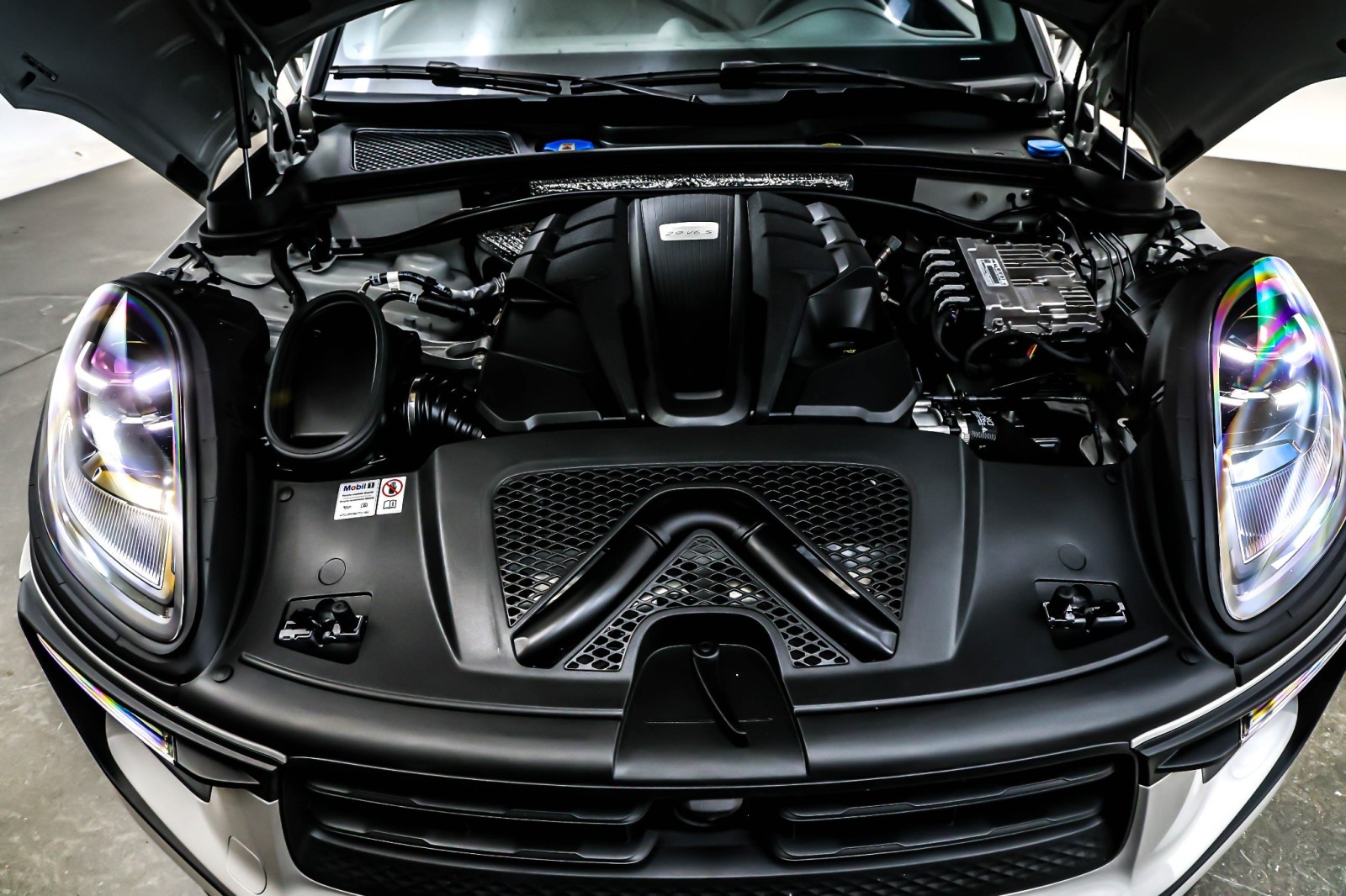 Used 2024 Chalk Porsche S AWD image 11