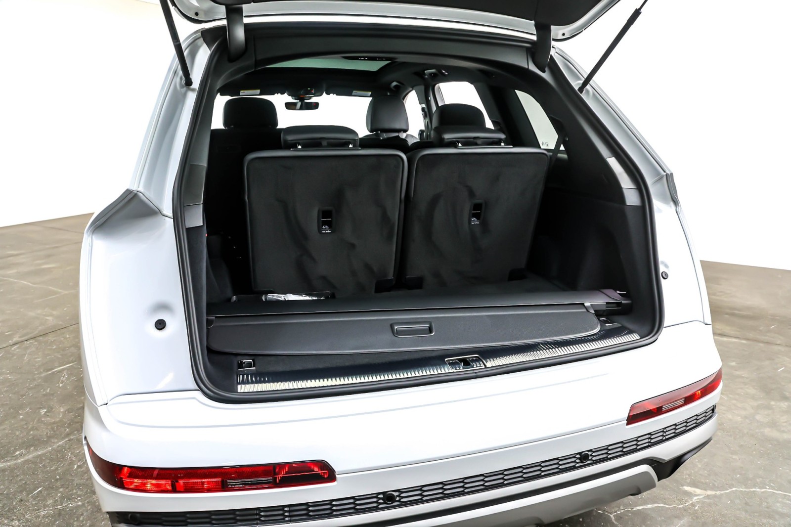 Used 2025 Glacier White Metallic Audi Premium 45 TFSI quattro image 24