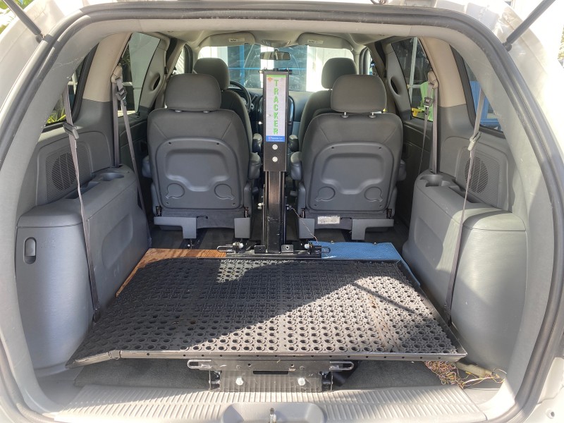 2006 Dodge Caravan SXT LOW MILES 28,367 1 OWNER HANDICAP LIFT in , 