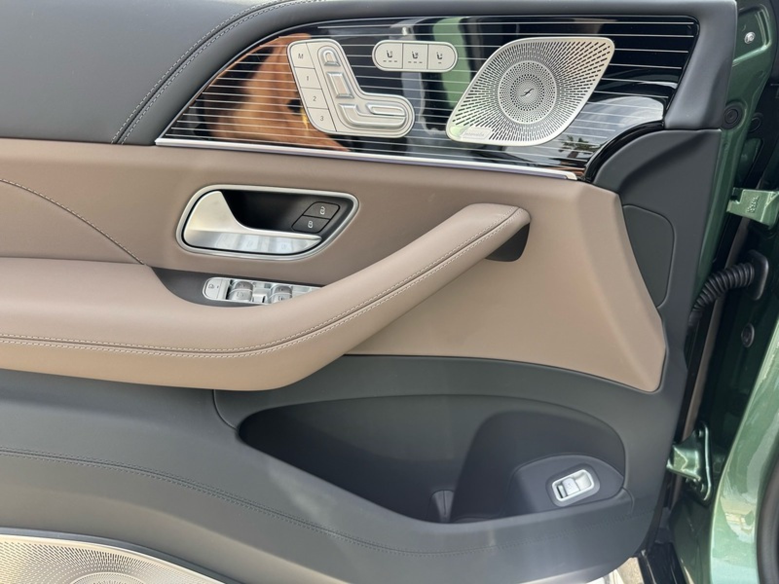 New 2026 MANUFAKTUR Ireland Mid Green Metallic Mercedes-Benz Maybach GLS 600 4MATIC® SUV image 12