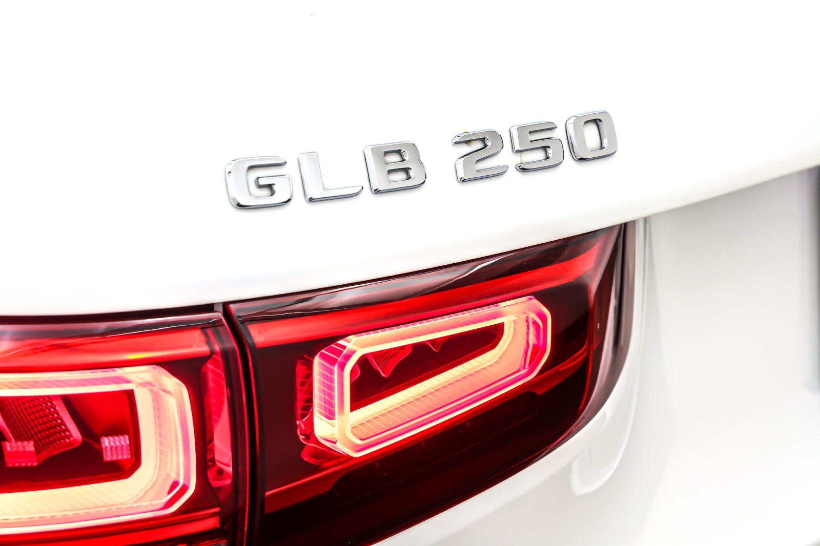 Used 2023 Polar White Mercedes-Benz GLB 250 SUV image 9