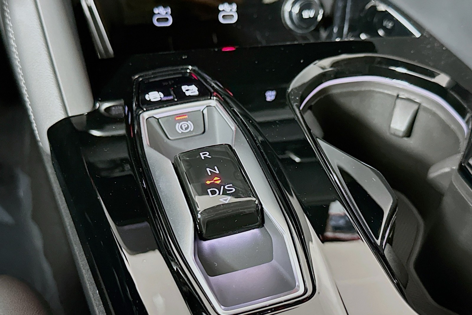 New 2025 Glacier White Metallic Audi Premium Plus image 7