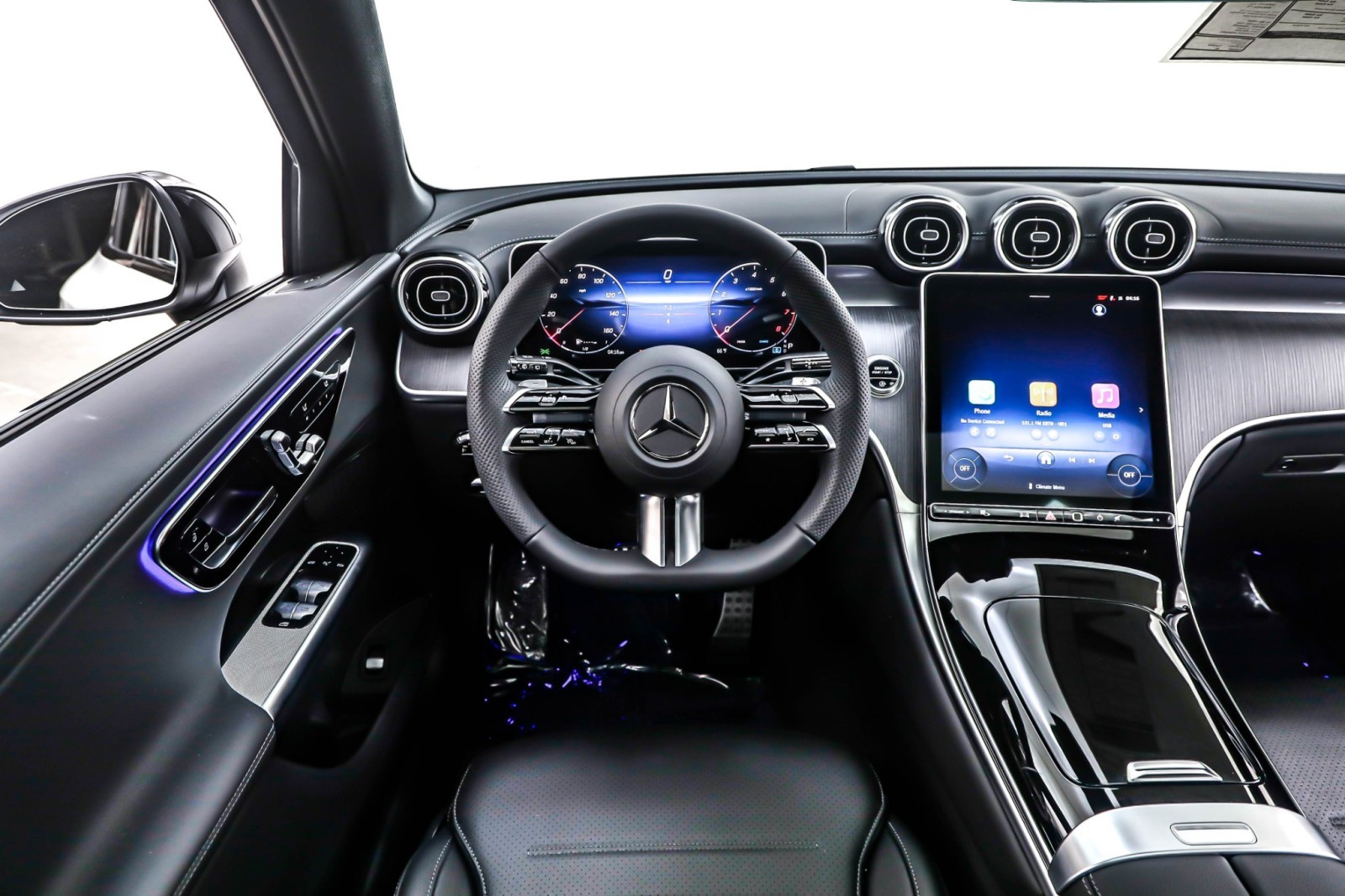 New 2026 Polar White Mercedes-Benz GLC 300 image 4