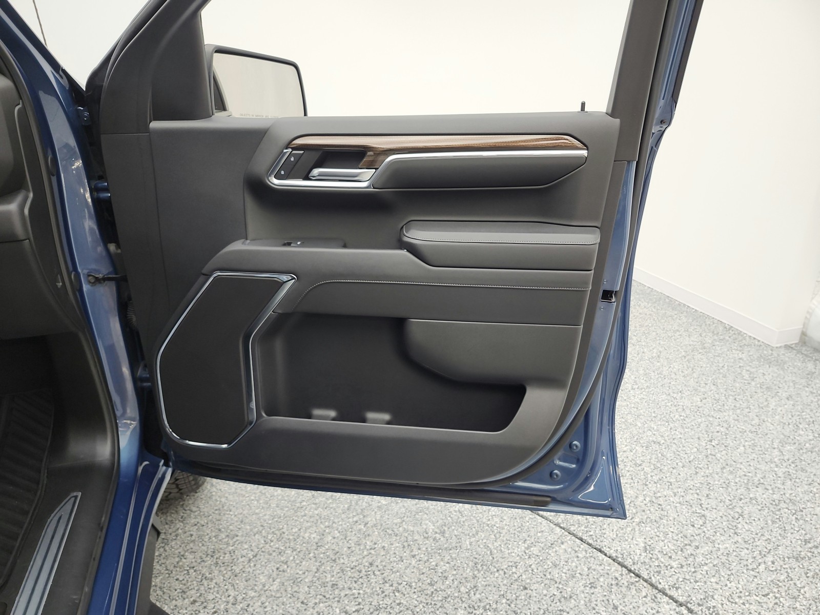 Used 2024 Lakeshore Blue Metallic Chevrolet 2WD Crew Cab 147 RST image 19