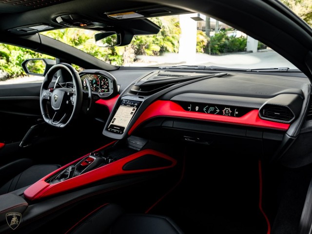 Lamborghini Revuelto