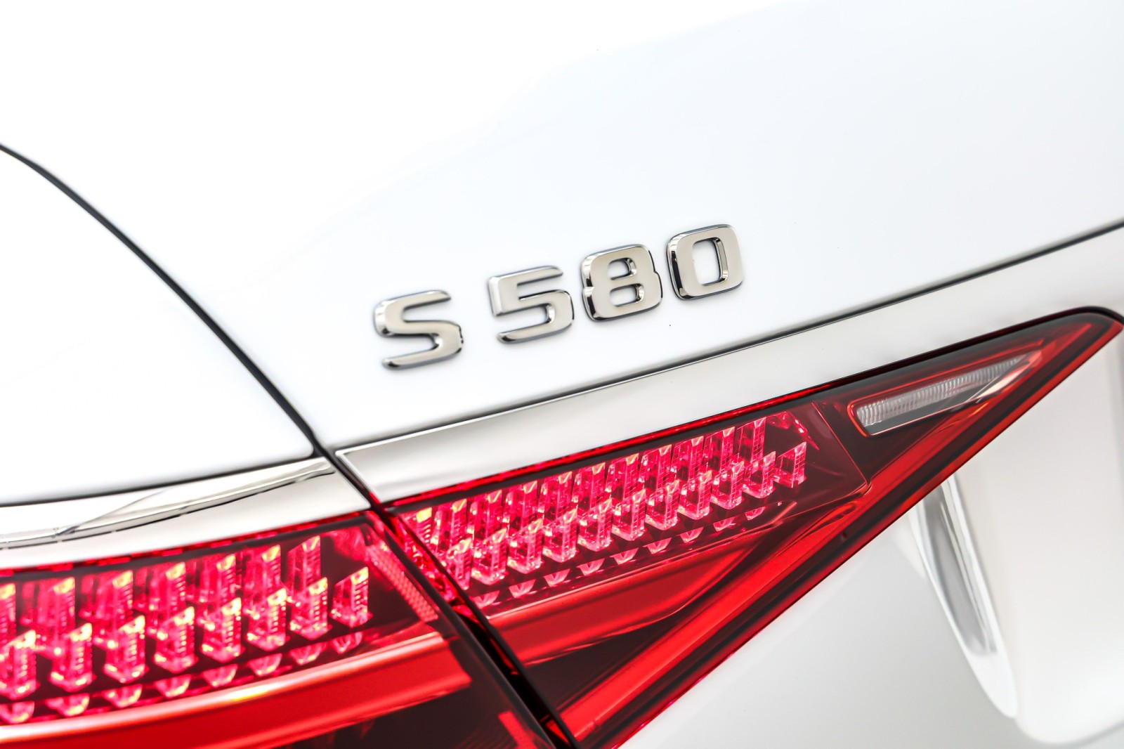 New 2025 MANUFAKTUR Moonlight White Metallic Mercedes-Benz S 580 image 9