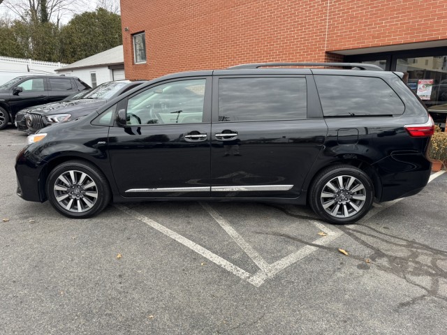 2020 Toyota Sienna XLE Premium 2