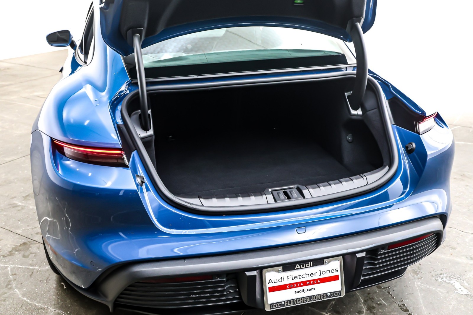 Used 2023 Neptune Blue Porsche RWD image 23