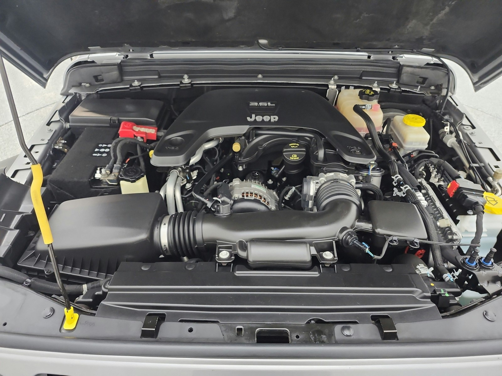 Used 2018 Billet Silver Metallic Clearcoat Jeep Sport 4x4 image 17