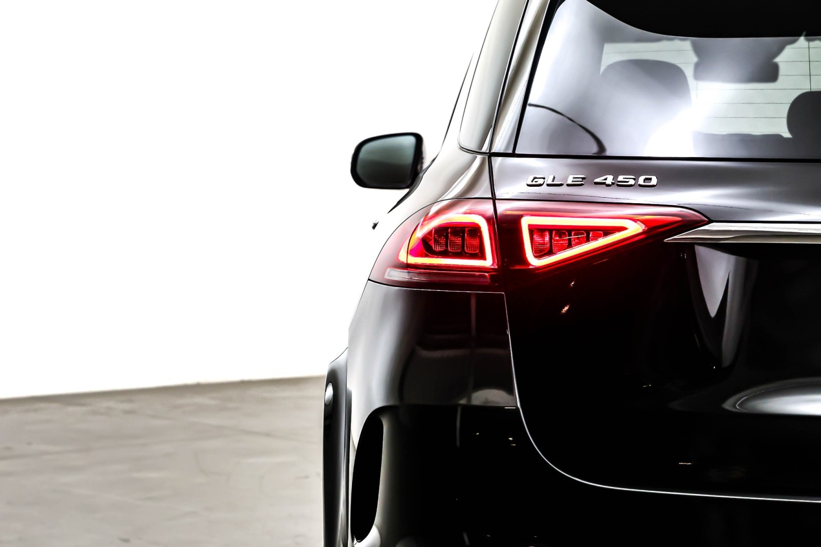 Certified Used 2022 Obsidian Black Metallic Mercedes-Benz GLE 450 4MATIC® SUV image 15