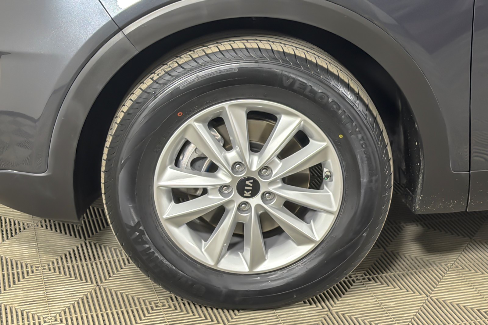 Used 2019 GRAVITY GREY Kia L FWD image 24