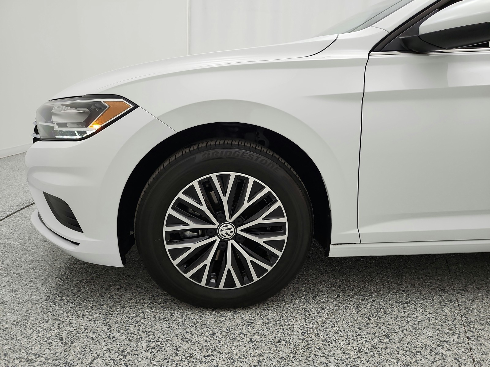 Used 2021 Pure White Volkswagen R-Line Auto image 17