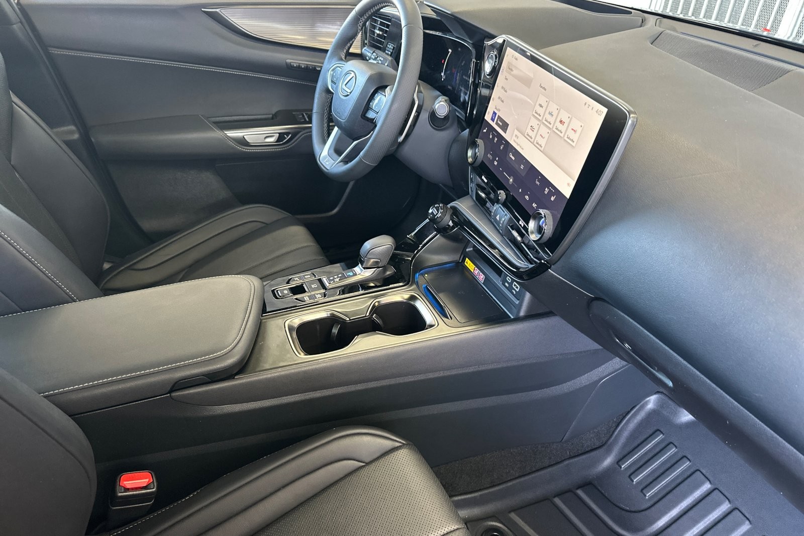 Used 2025 Obsidian Lexus NX 450h+ F SPORT Handling image 15