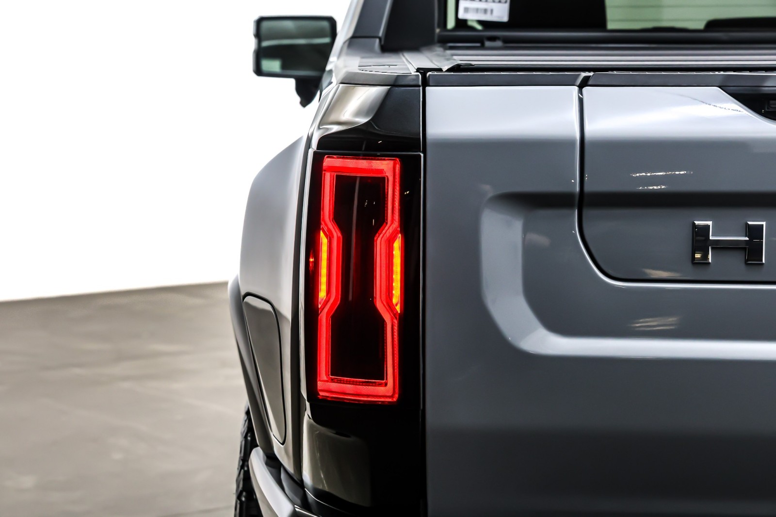 Used 2025 Meteorite Metallic (Grey) GMC e4WD Crew Cab 3X image 15