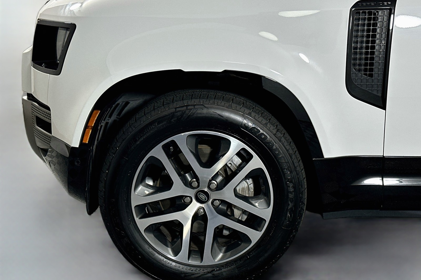 Used 2024 Fuji White Land Rover X-Dynamic SE image 12
